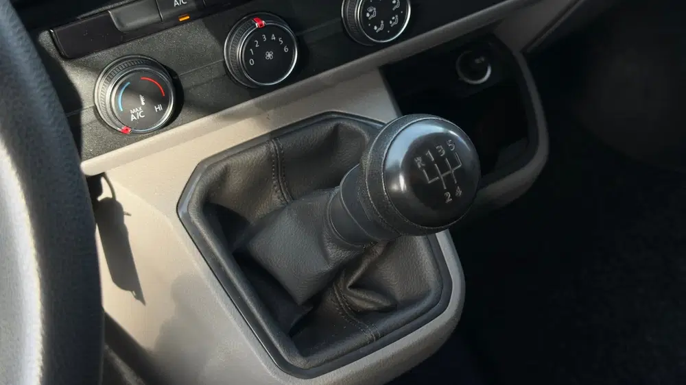 Volkswagen Transporter 2.0 TDI L2H1 30 DC uit 2023, foto 8