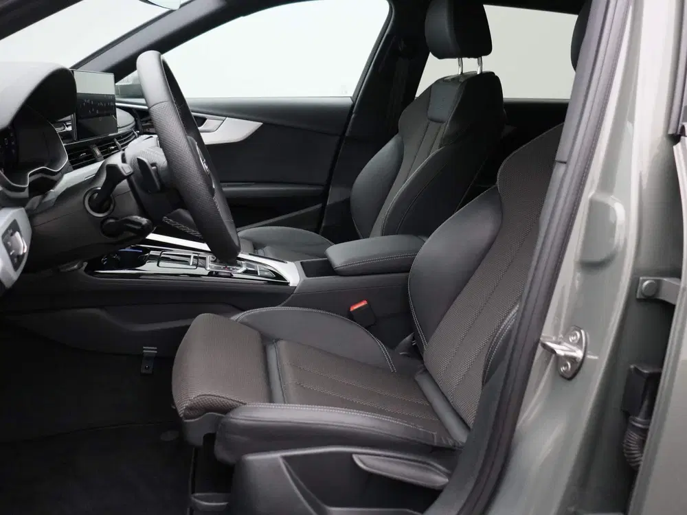 Audi A4 35 TFSI S edition Competition uit 2024, foto 10