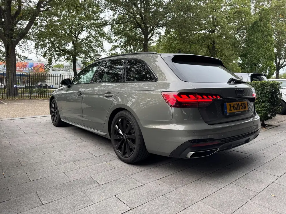 Audi A4 35 TFSI S edition Competition uit 2024, foto 2