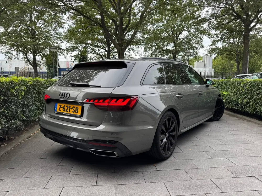 Audi A4 35 TFSI S edition Competition uit 2024, foto 3
