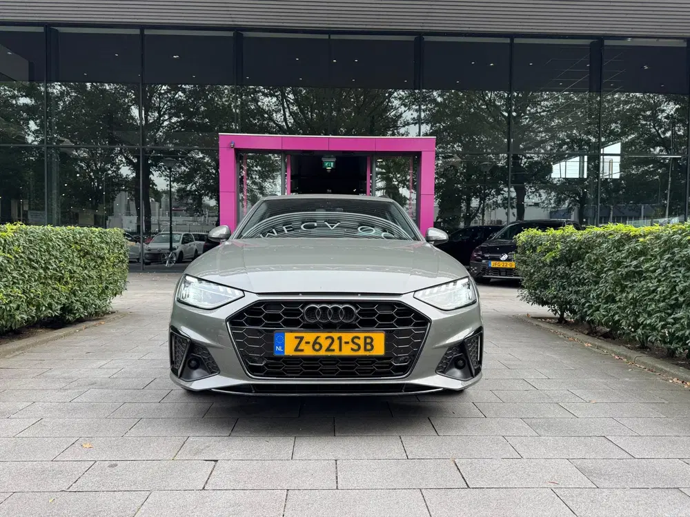 Audi A4 35 TFSI S edition Competition uit 2024, foto 5