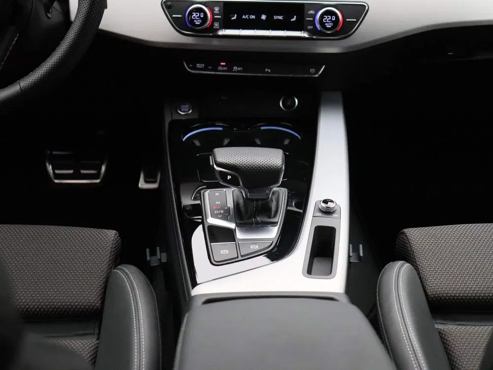 Audi A4 35 TFSI S edition Competition uit 2024, foto 8