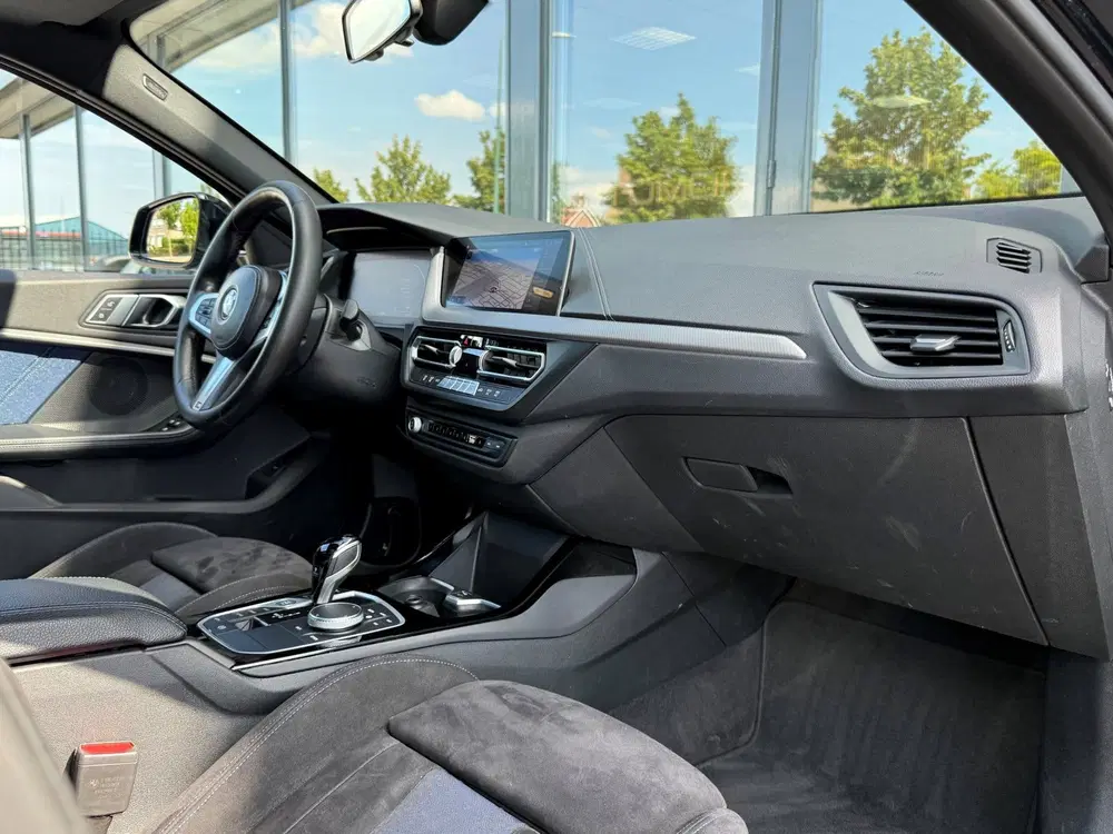 BMW 1-serie 118i Executive M sport Pano M Seats Camera uit 2020, foto 15