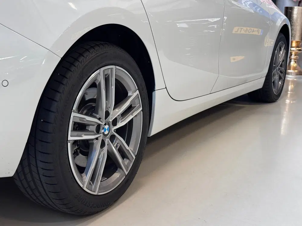 BMW 1-serie 120i uit 2024, foto 10