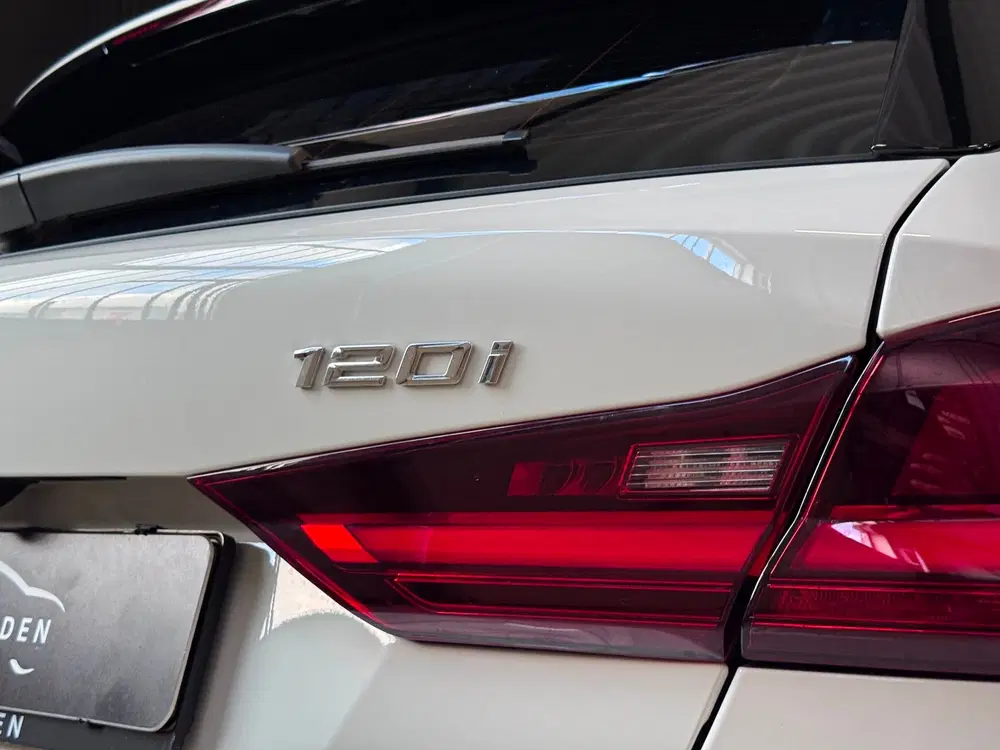 BMW 1-serie 120i uit 2024, foto 12