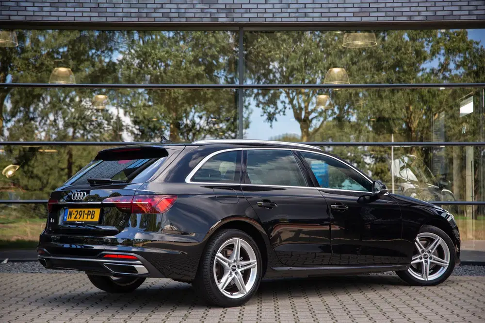 Audi A4 35 TFSI S edition uit 2021, foto 2