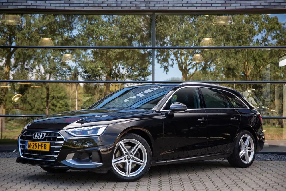 Audi A4 35 TFSI S edition uit 2021, foto 6