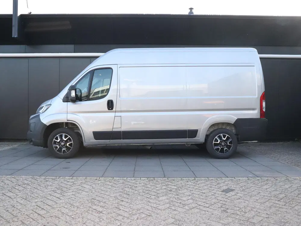 Toyota Proace 2.2 D-4D L2H2 3.5t Navigator uit 2024, foto 2