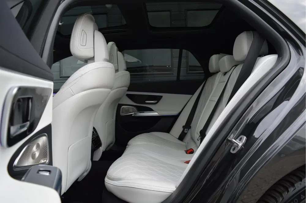 Mercedes-Benz E-Klasse 300 e AMG Line uit 2024, foto 11