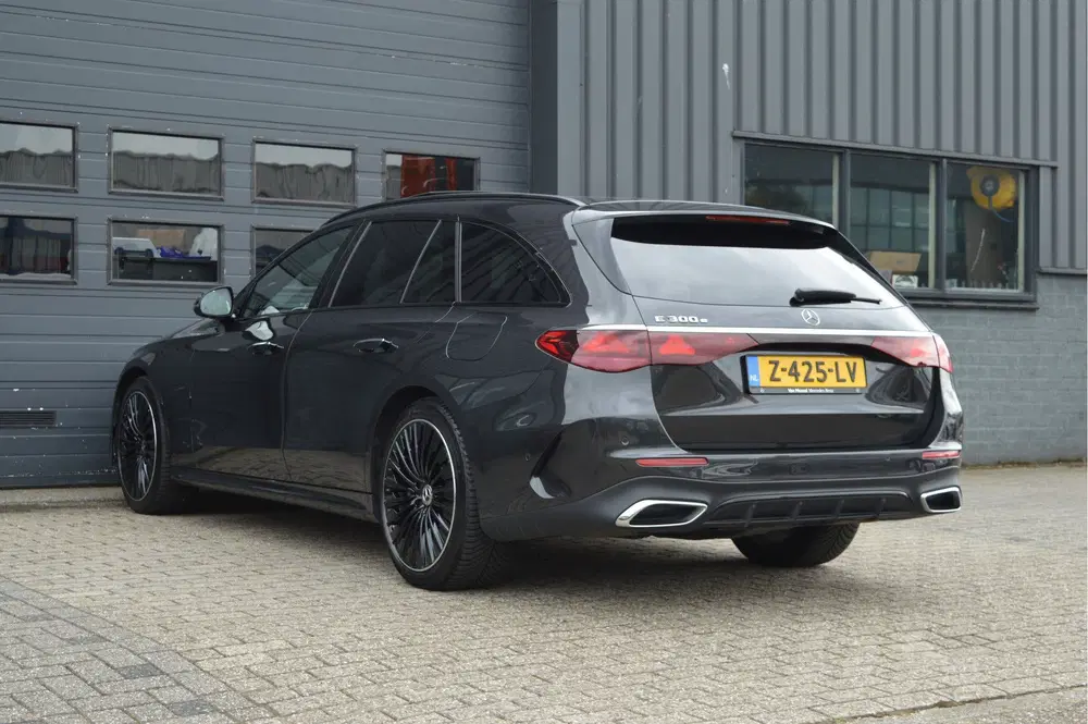 Mercedes-Benz E-Klasse 300 e AMG Line uit 2024, foto 4