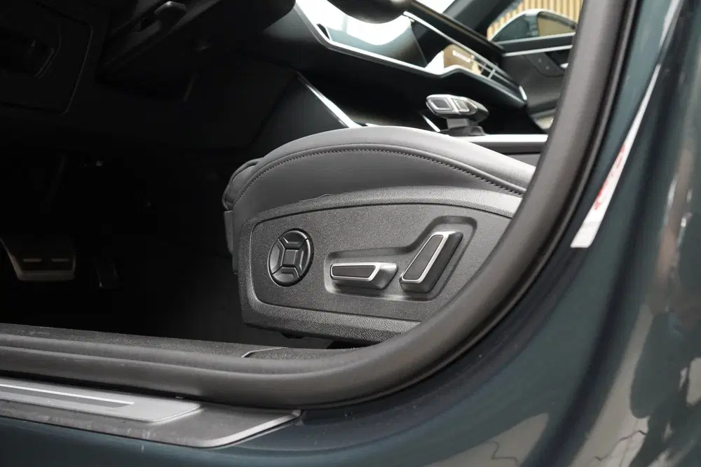 Audi A6 55TFSIe uit 2024, foto 15