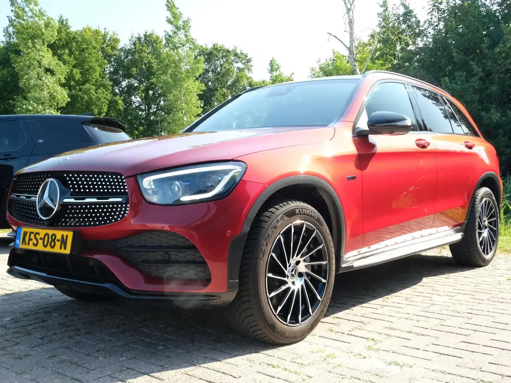 Mercedes-Benz GLC 300e 4MATIC AMG Line 320 PK uit 2020, foto 2