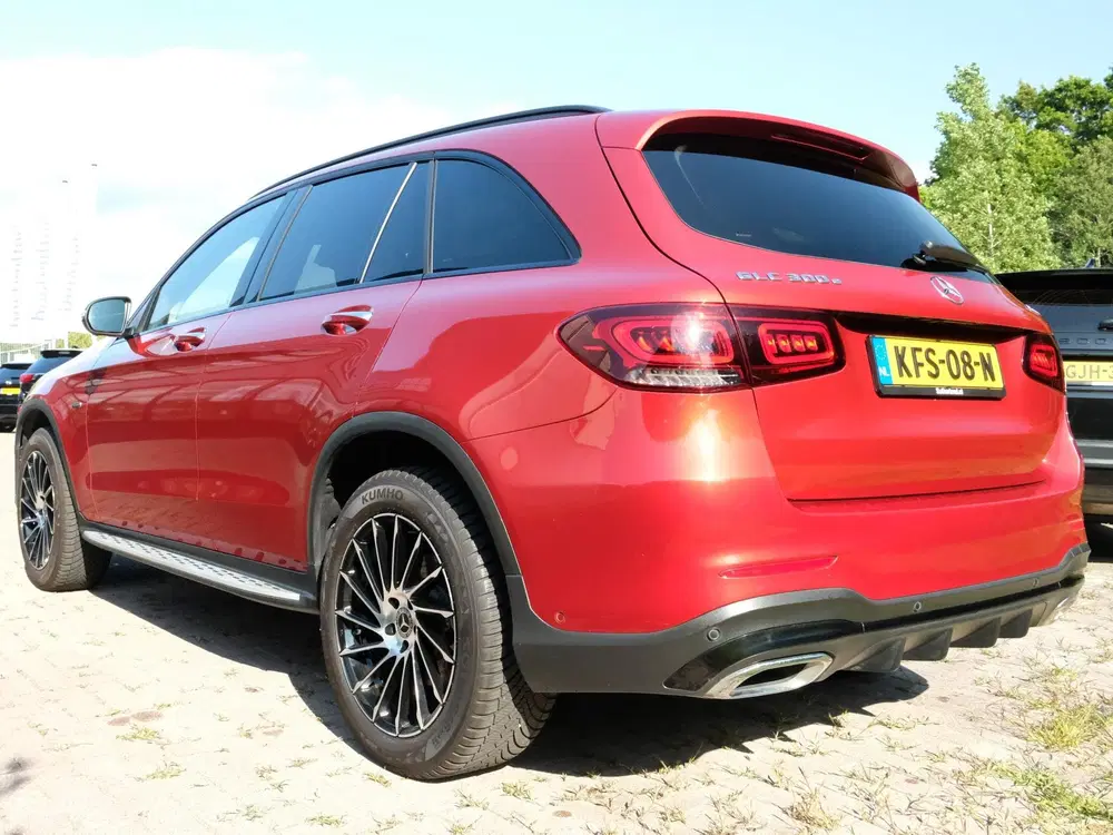Mercedes-Benz GLC 300e 4MATIC AMG Line 320 PK uit 2020, foto 3