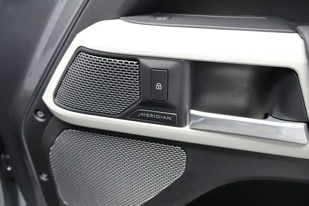 Land Rover Defender P400e uit 2021, foto 11