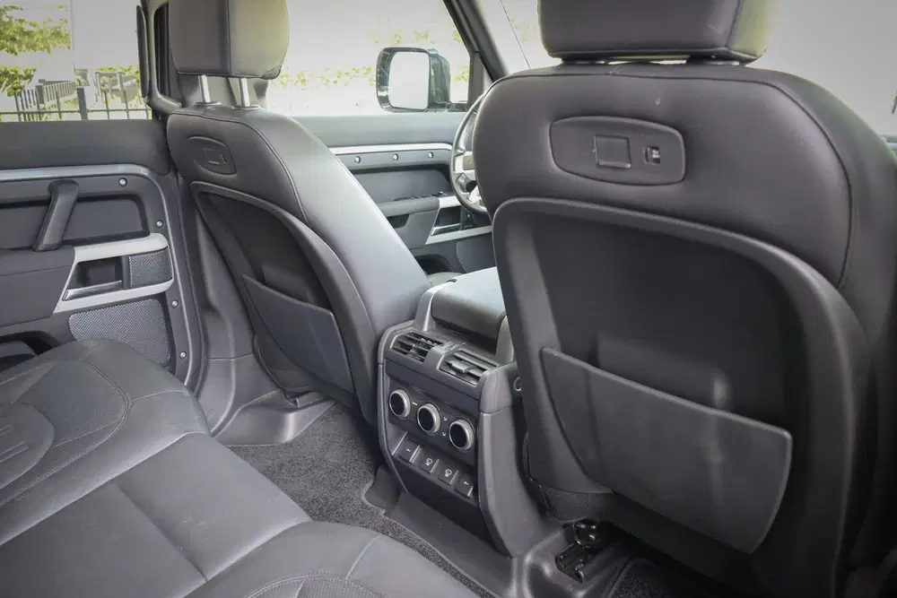Land Rover Defender P400e uit 2021, foto 12