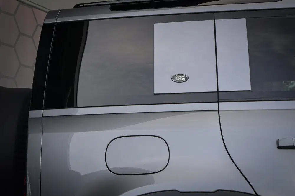 Land Rover Defender P400e uit 2021, foto 13