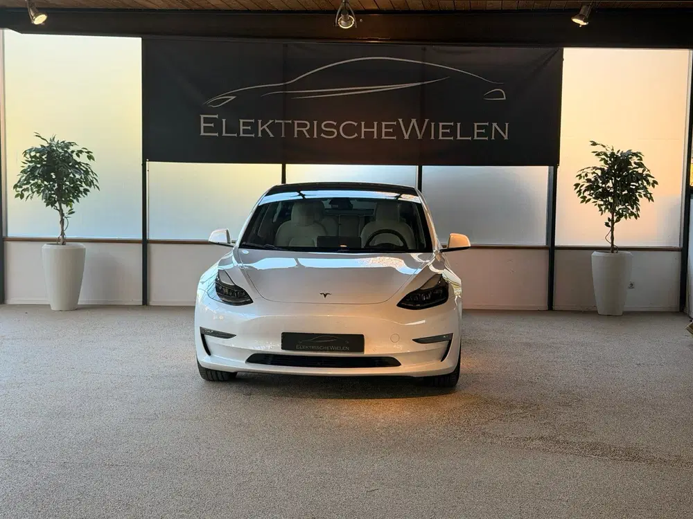 Tesla Model 3 Long Range uit 2021, foto 2