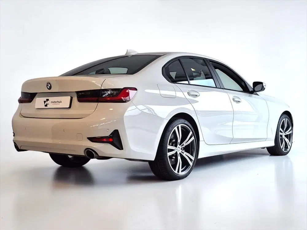 BMW 3-serie 330e eDrive Edition 292 pk LED LMV WINTERP uit 2020, foto 2