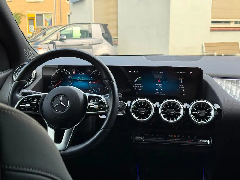 Mercedes-Benz GLA 200 Luxury Line uit 2023, foto 3
