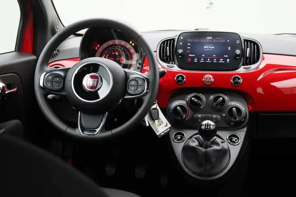 Fiat 500 1.0 Hybrid uit 2023, foto 2