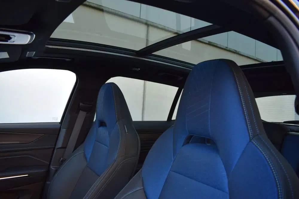 Lynk & Co 01 1.5 PHEV 262PK SOH 95% ZWARTE HEMEL uit 2023, foto 4
