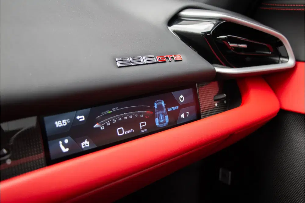 Ferrari 296 GTB 3.0 V6 Rosso Corsa uit 2022, foto 8