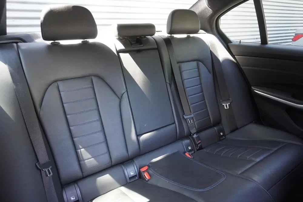 BMW 3-serie Sedan 330e uit 2021, foto 10
