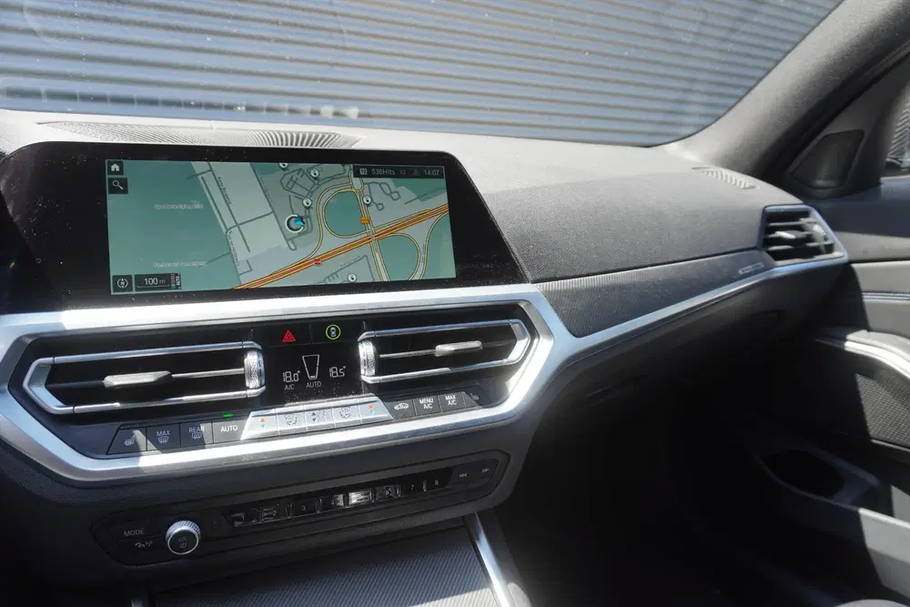 BMW 3-serie Sedan 330e uit 2021, foto 11