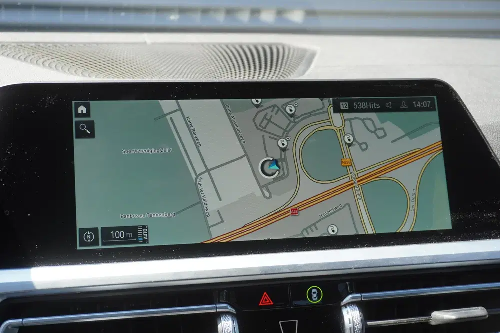 BMW 3-serie Sedan 330e uit 2021, foto 13