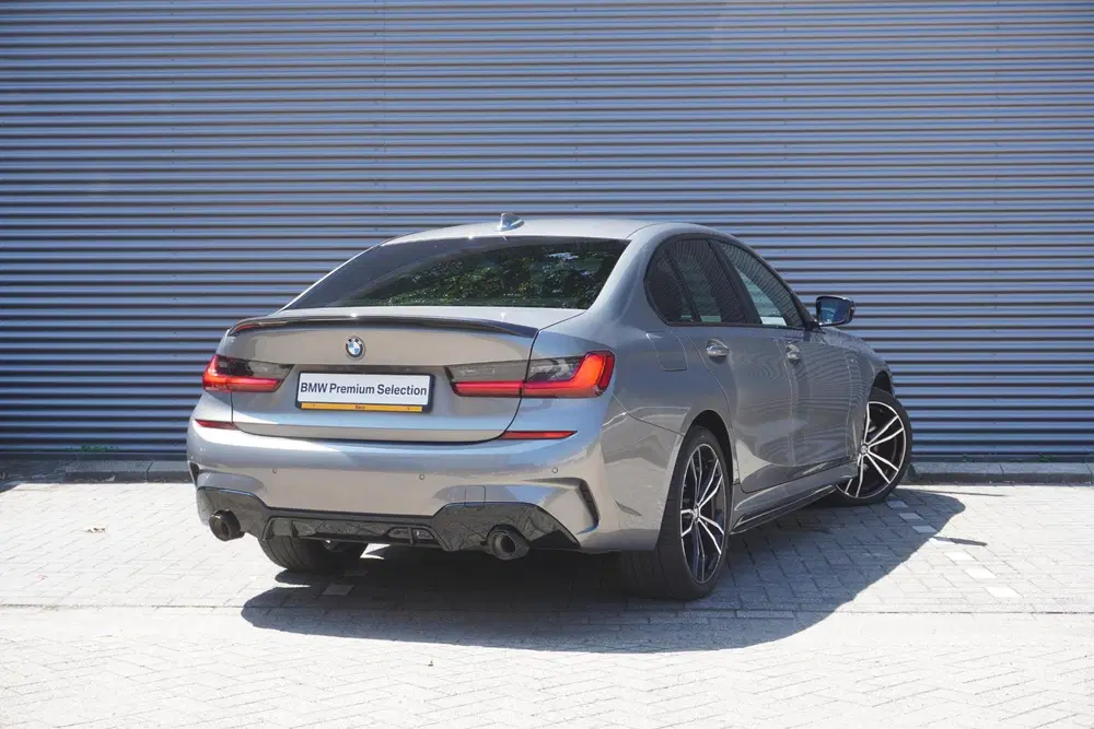 BMW 3-serie Sedan 330e uit 2021, foto 2