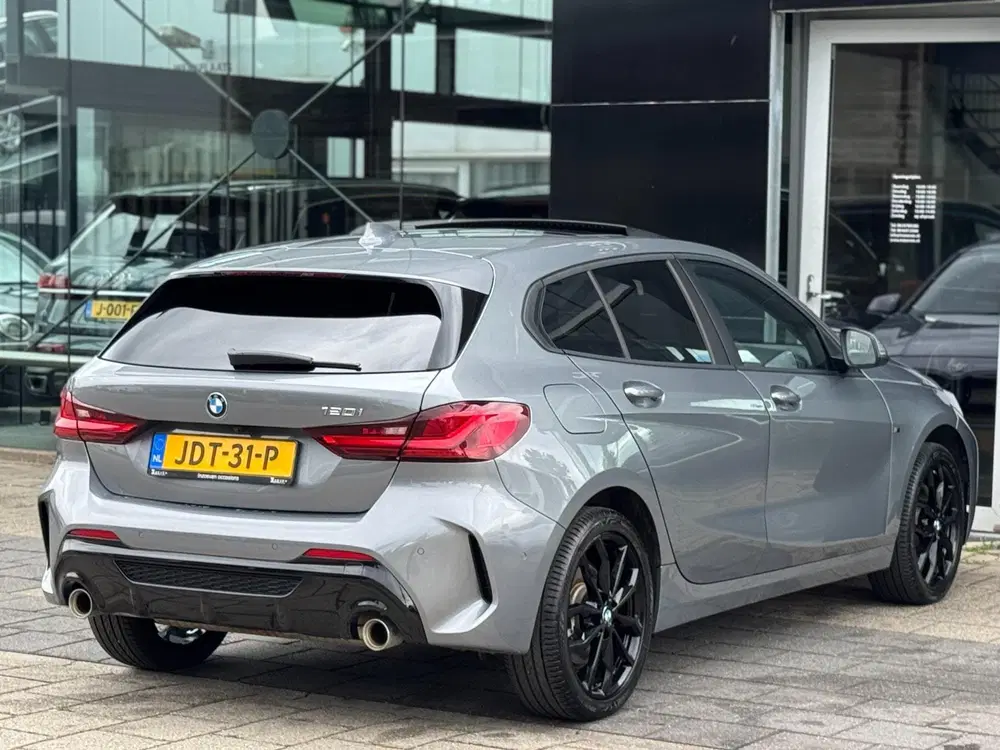 BMW 1-serie 120i M-pakket uit 2023, foto 13