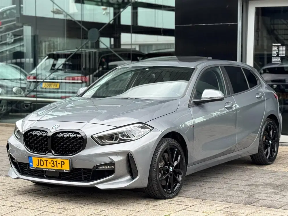 BMW 1-serie 120i M-pakket uit 2023, foto 2