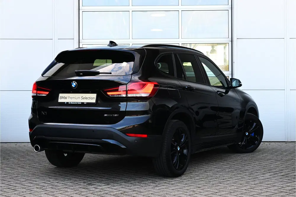 BMW X1 sDrive18i Sport Line Automaat uit 2019, foto 2