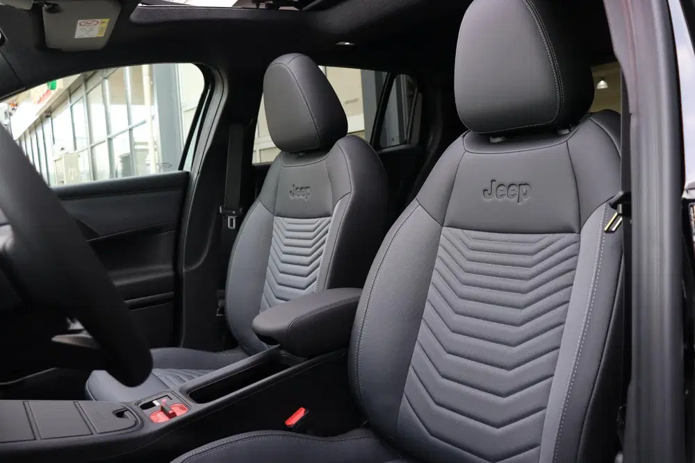 Jeep Avenger 1.2 e-Hybrid Summit Facelift Panoramadak C uit 2026, foto 12