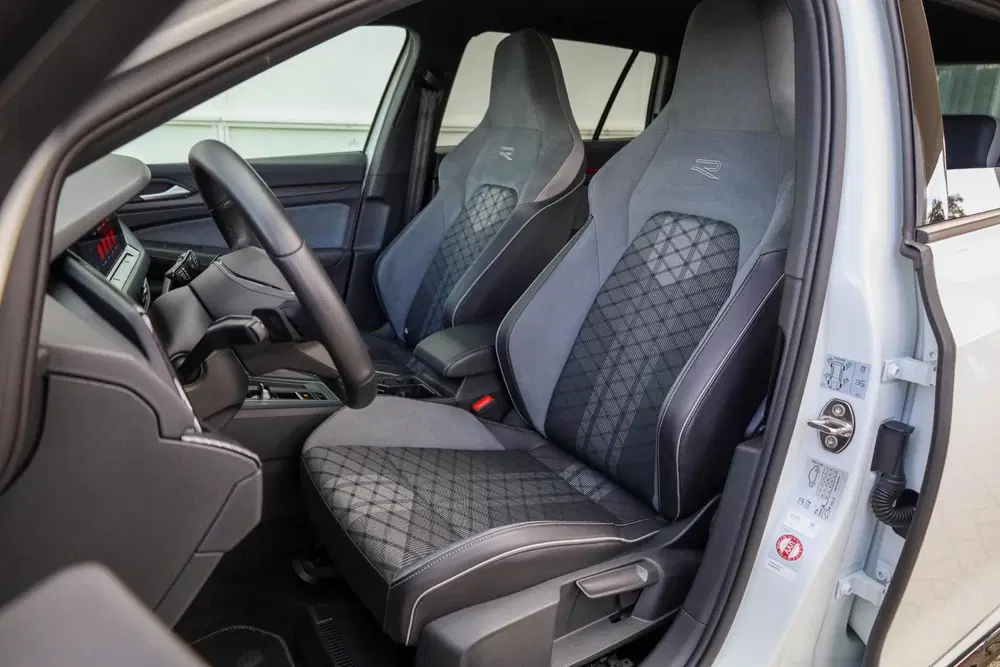 Volkswagen Golf 1.5 eTSI 130pk R-Line Business+ uit 2022, foto 4