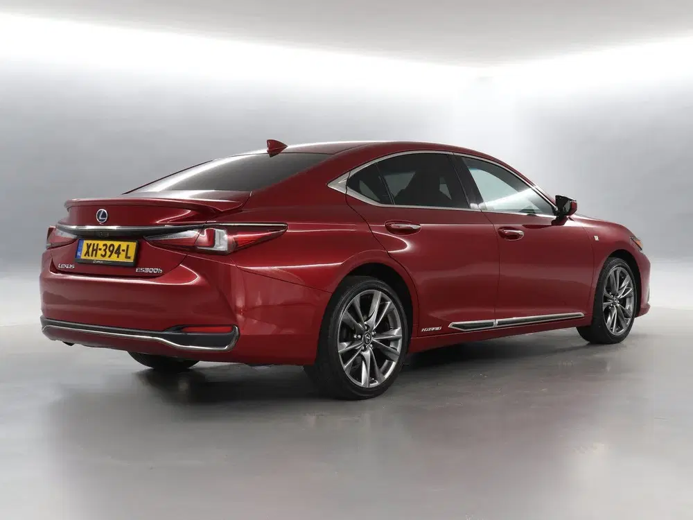 Lexus ES 300h F Sport Line uit 2019, foto 2