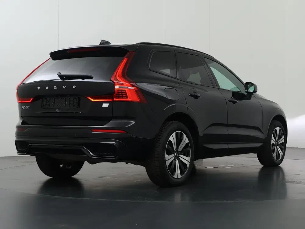 Volvo XC60 2.0 T6 Plug-in hybrid AWD Plus Dark uit 2023, foto 2