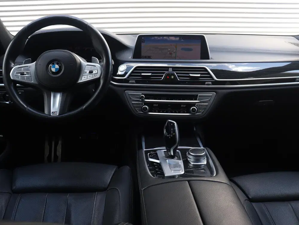 BMW 7-serie Sedan 745e uit 2020, foto 12