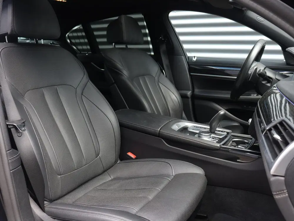 BMW 7-serie Sedan 745e uit 2020, foto 9