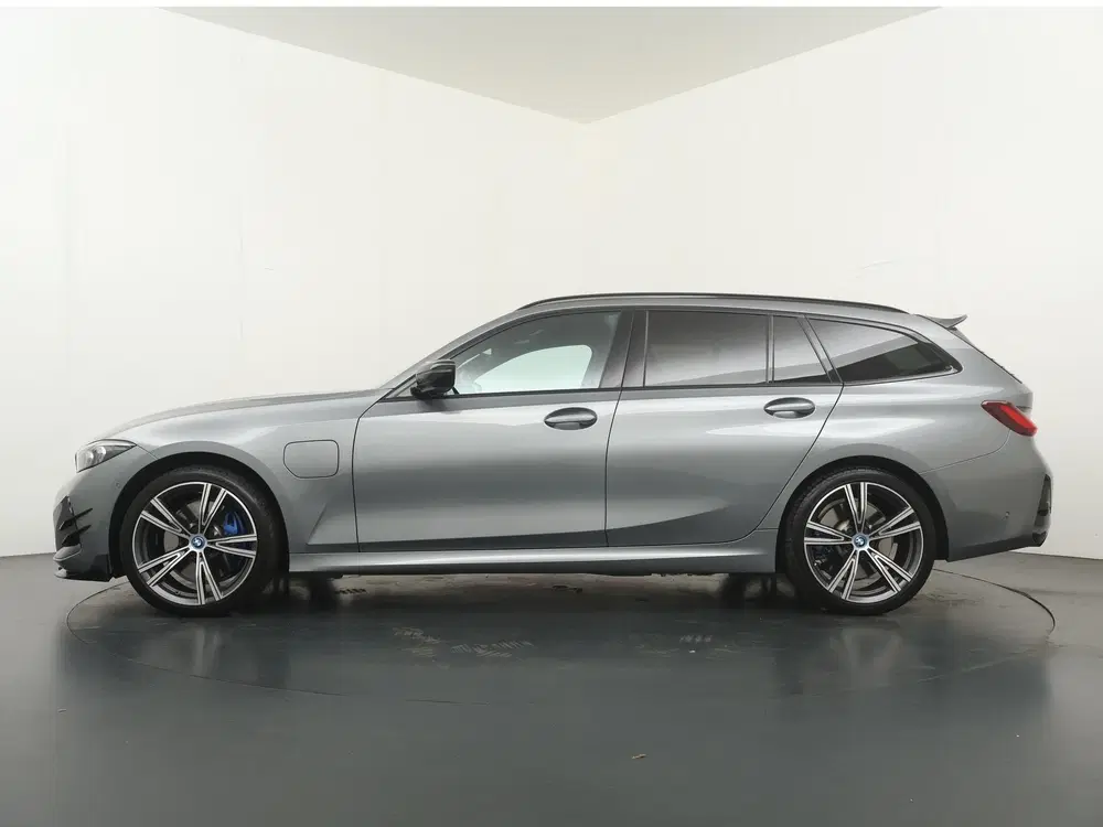 BMW 3-serie 330e uit 2023, foto 12