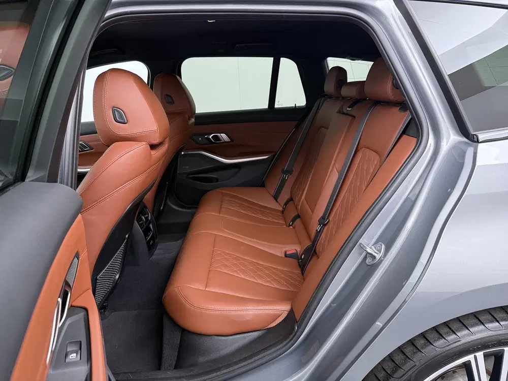 BMW 3-serie 330e uit 2023, foto 14