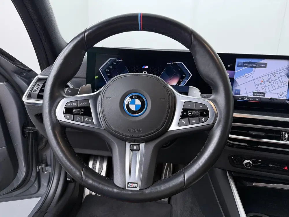 BMW 3-serie 330e uit 2023, foto 2