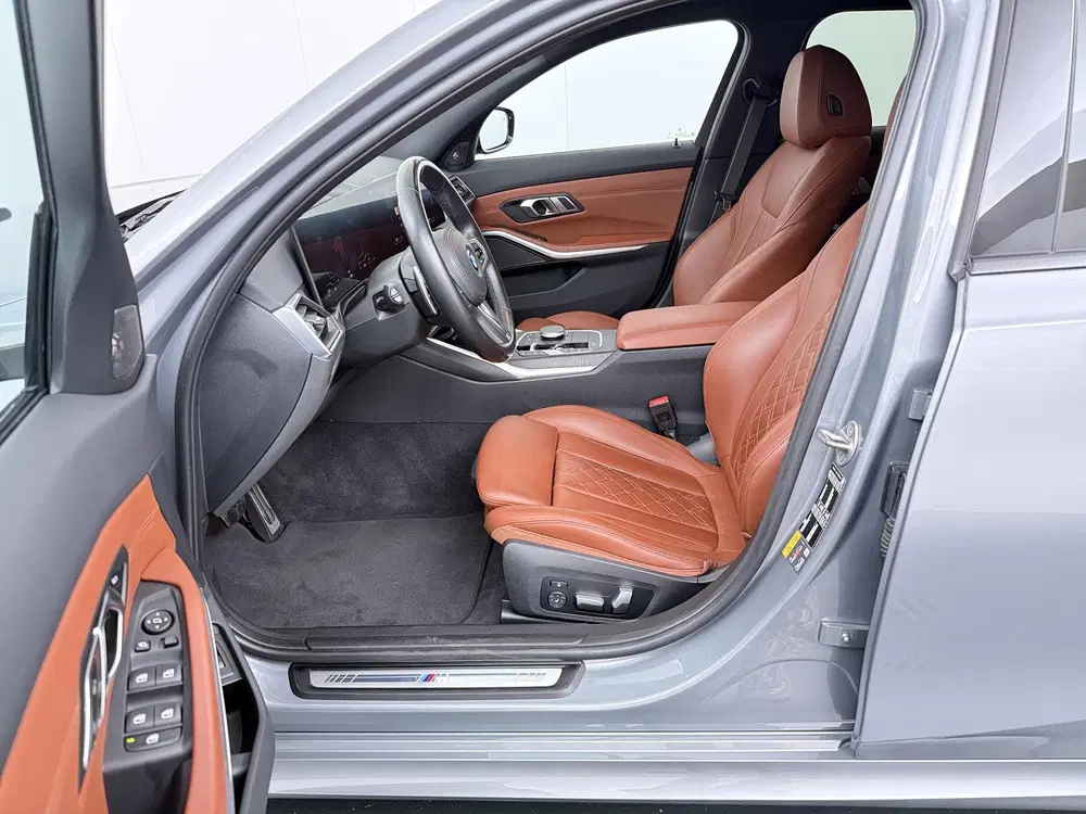 BMW 3-serie 330e uit 2023, foto 4