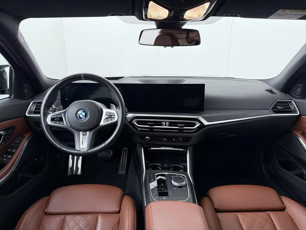 BMW 3-serie 330e uit 2023, foto 5