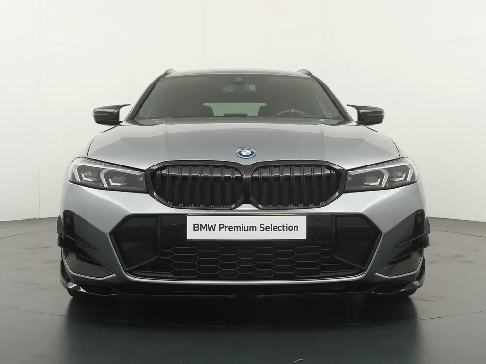 BMW 3-serie 330e uit 2023, foto 6