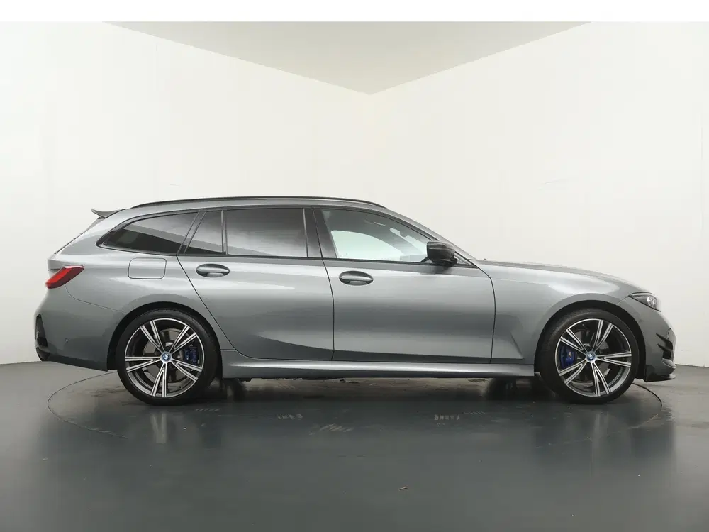BMW 3-serie 330e uit 2023, foto 8