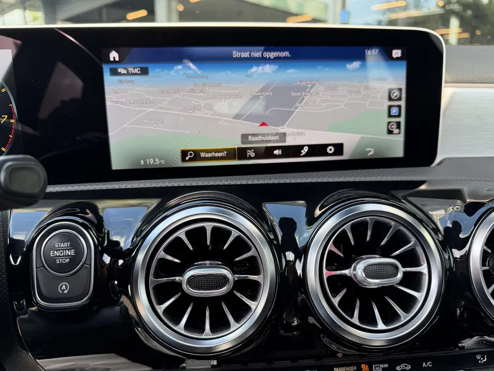 Mercedes-Benz A-Klasse AMG 35 4MATIC Premium PANORAMADAK uit 2019, foto 13