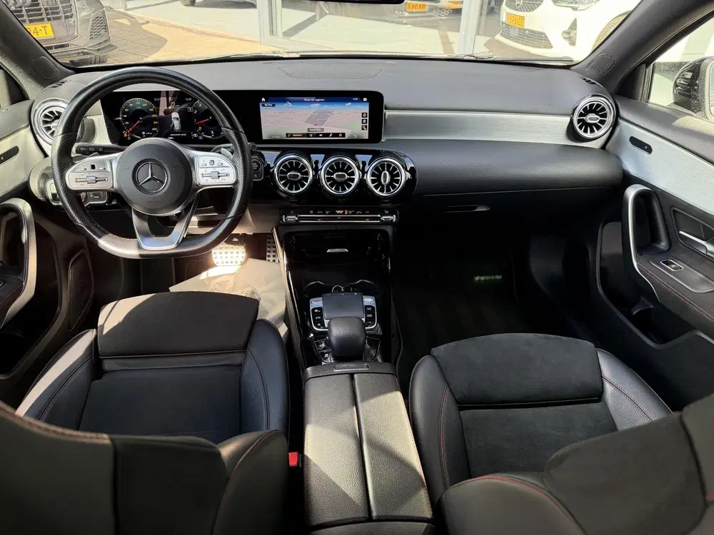 Mercedes-Benz A-Klasse AMG 35 4MATIC Premium PANORAMADAK uit 2019, foto 2