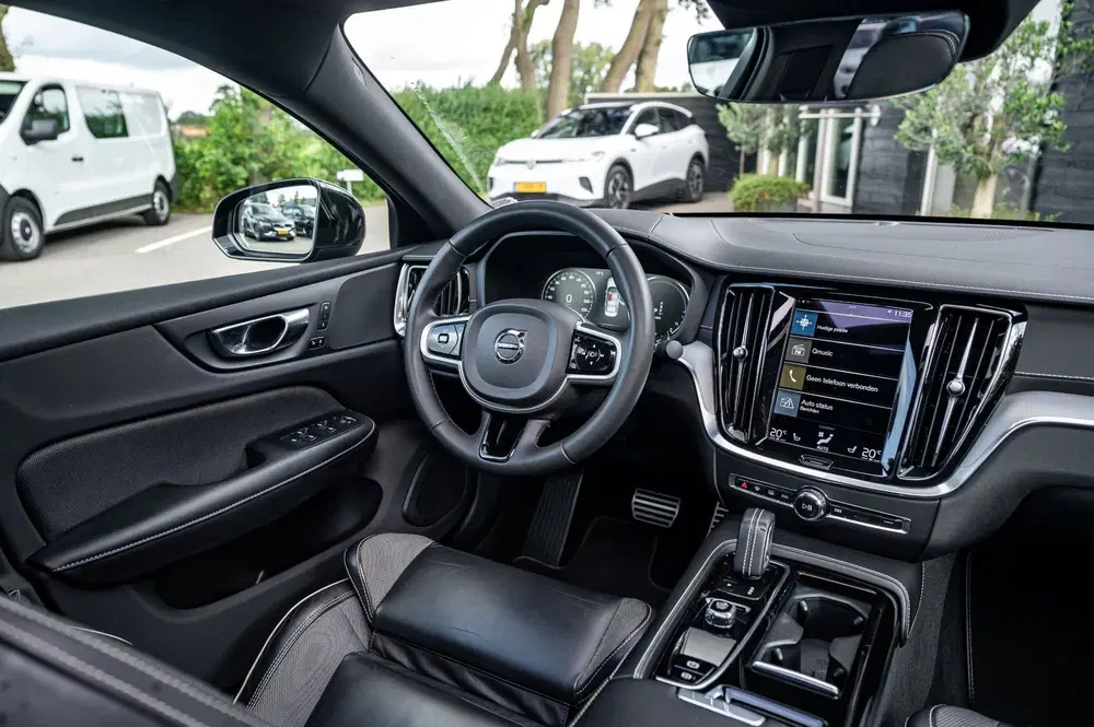 Volvo S60 2.0 Recharge T6 AWD R-Design Panoramadak I uit 2021, foto 2