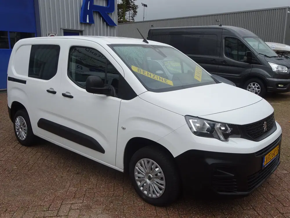 Peugeot Partner 1.2 PureTech Pro BENZINE AIRCO NAVI CRUISE uit 2022